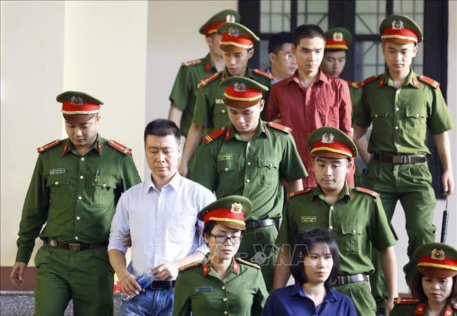 Bị cáo Phan Sào Nam (áo trắng) cùng các bị cáo được cơ quan chức năng dẫn giải ra tòa. Bị cáo Phan Sào Nam (áo trắng) cùng các bị cáo được cơ quan chức năng dẫn giải ra tòa.