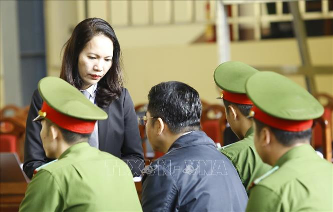 Luật sư bào chữa nói chuyện với bị cáo Nguyễn Văn Dương trước giờ xét xử. Luật sư bào chữa nói chuyện với bị cáo Nguyễn Văn Dương trước giờ xét xử.