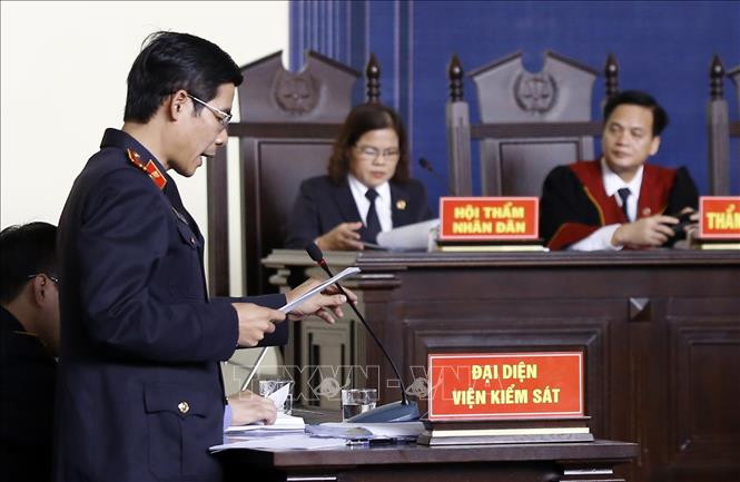 Đại diện Viện kiểm sát nhân dân tỉnh Phú Thọ đọc cáo trạng vụ án. Đại diện Viện kiểm sát nhân dân tỉnh Phú Thọ đọc cáo trạng vụ án.