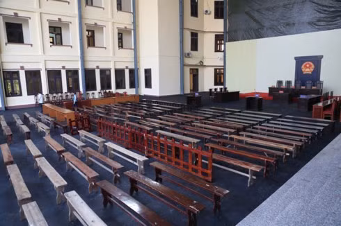 Khu vực sân rộng khoảng 1.000m2 nằm giữa ba tòa nhà xếp hình chữ U được TAND tỉnh Phú Thọ lợp mái tôn, trang bị đầy đủ để chuẩn bị cho phiên xử sắp tới. Khu vực sân rộng khoảng 1.000m2 nằm giữa ba tòa nhà xếp hình chữ U được TAND tỉnh Phú Thọ lợp mái tôn, trang bị đầy đủ để chuẩn bị cho phiên xử sắp tới.