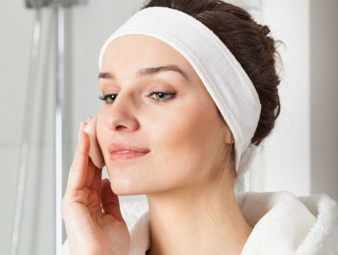 Thấm bông tẩy trang và lau các vùng khác như má, trán và sống mũi.... Thấm bông tẩy trang và lau các vùng khác như má, trán và sống mũi....