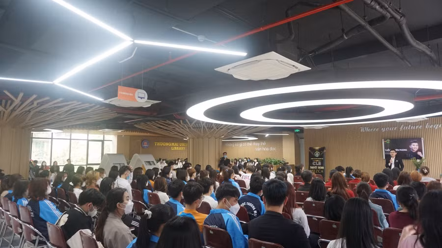 Gần 300 sinh viên tập trung nghe chia sẻ tại Talkshow Tuổi trẻ tiên phong.