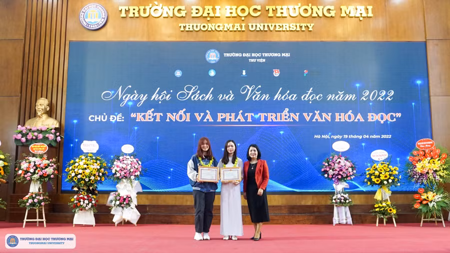 PGS.TS Nguyễn Thị Bích Loan - Phó Hiệu trưởng nhà trường (bìa phải) trao giải Đại sứ Văn hóa đọc năm 2021 cho sinh viên.