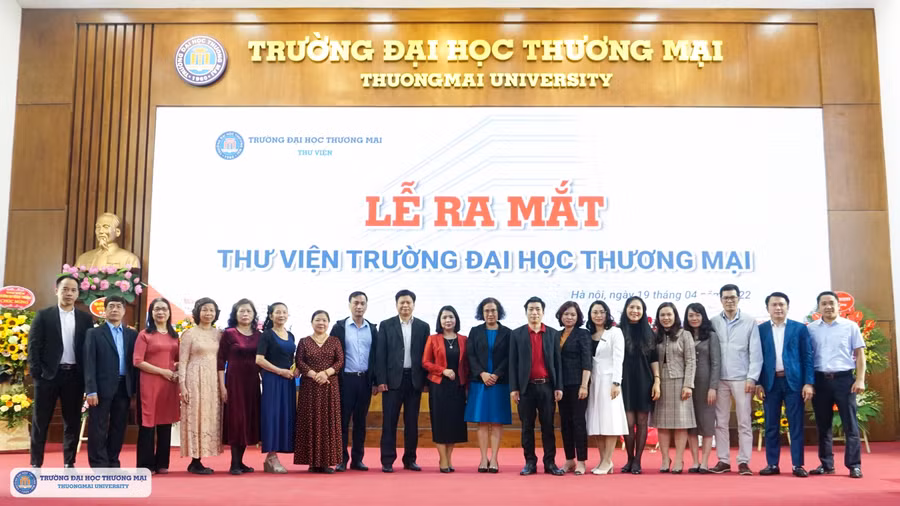Các đại biểu chụp hình lưu niệm tại Lễ ra mắt Thư viện Trường ĐH Thương mại.