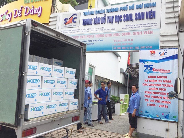 Trường ĐH Văn Hiến ngoài việc bố trí lực lượng cán bộ coi thi, sinh viên tình nguyện tại các điểm thi, Nhà trường còn tiếp sức cho cả thí sinh. 10.000 chai nước suối được nhà trường chuyển cho Thành đoàn TPHCM Trường ĐH Văn Hiến ngoài việc bố trí lực lượng cán bộ coi thi, sinh viên tình nguyện tại các điểm thi, Nhà trường còn tiếp sức cho cả thí sinh. 10.000 chai nước suối được nhà trường chuyển cho Thành đoàn TPHCM