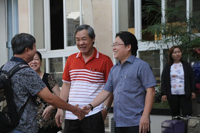 PGS.TS Nguyễn Hữu Huy Nhựt- Phó hiệu trưởng Trường ĐH Kinh Tế TPHCM bắt tay động viên một cán bộ coi thi lên đường làm nhiệm vụ PGS.TS Nguyễn Hữu Huy Nhựt- Phó hiệu trưởng Trường ĐH Kinh Tế TPHCM bắt tay động viên một cán bộ coi thi lên đường làm nhiệm vụ