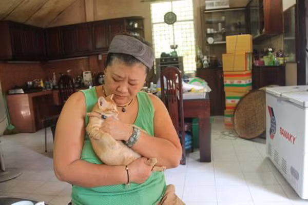 Chuyện lạ lùng về người mẹ nuôi 56 đứa ‘con thơ’ là đàn chó mèo ảnh 9