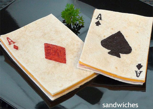 Choáng với sự sáng tạo vô biên của con người ảnh 8 Lá bài bằng thức ăn.