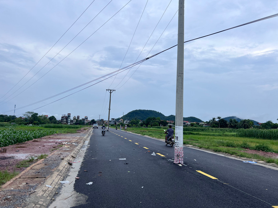 UBND huyện Hoằng Hoá đang tiến hành di dời các cây cột điện án ngữ giữa đường. (Ảnh: NT).