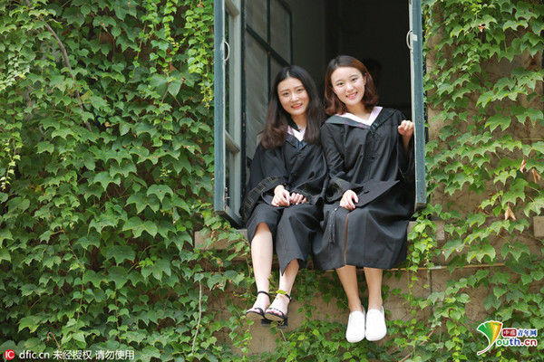 Các nữ sinh có diện mạo tươi tắn, tự nhiên, khoe vẻ rạng ngời trong bộ đồng phục cử nhân. le-tot-nghiep-toan-my-nu-cua-lo-dao-tao-minh-tinh-trung-quoc-2