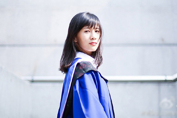 Papi-jiang, ngôi sao có lượng fan lớn trên mạng xã hội Weibo, khoe ảnh tốt nghiệp Thạc sĩ khoa Đạo diễn của Học viện Hý kịch Trung ương. le-tot-nghiep-toan-my-nu-cua-lo-dao-tao-minh-tinh-trung-quoc-11