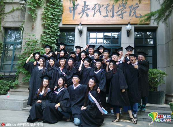 Ngày 6/7, Học viện Hý kịch Trung ương ở Bắc Kinh, Trung Quốc, làm lễ tốt nghiệp cho các sinh viên khóa 2016. Đây là một trong ba trường đại học chuyên đào tạo về nghệ thuật lớn nhất ở Bắc Kinh, bên cạnh Học viện Điện ảnh Bắc Kinh và Học viện Múa Bắc Kinh. Ngày 6/7, Học viện Hý kịch Trung ương ở Bắc Kinh, Trung Quốc, làm lễ tốt nghiệp cho các sinh viên khóa 2016. Đây là một trong ba trường đại học chuyên đào tạo về nghệ thuật lớn nhất ở Bắc Kinh, bên cạnh Học viện Điện ảnh Bắc Kinh và Học viện Múa Bắc Kinh.