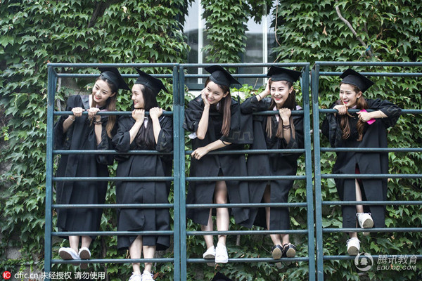 Hàng năm Học viện Hý kịch Trung ương thu hút rất nhiều thí sinh đến ghi danh, mong được làm đàn em của các ngôi sao như Củng Lợi, Chương Tử Di, Hồ Tịnh, Trần Hảo, Đường Yên, Đồng Lệ Á, Mao Hiểu Đồng, Lưu Diệp, Trương Hàn, Vương Khải, Trần Hiểu, Mã Khả. Hàng năm Học viện Hý kịch Trung ương thu hút rất nhiều thí sinh đến ghi danh, mong được làm đàn em của các ngôi sao như Củng Lợi, Chương Tử Di, Hồ Tịnh, Trần Hảo, Đường Yên, Đồng Lệ Á, Mao Hiểu Đồng, Lưu Diệp, Trương Hàn, Vương Khải, Trần Hiểu, Mã Khả.