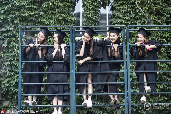 Hàng năm Học viện Hý kịch Trung ương thu hút rất nhiều thí sinh đến ghi danh, mong được làm đàn em của các ngôi sao như Củng Lợi, Chương Tử Di, Hồ Tịnh, Trần Hảo, Đường Yên, Đồng Lệ Á, Mao Hiểu Đồng, Lưu Diệp, Trương Hàn, Vương Khải, Trần Hiểu, Mã Khả.