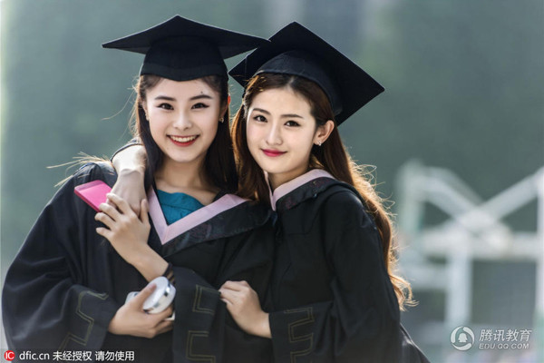 Hai nữ sinh tóc dài xinh đẹp gây xao xuyến khi chụp ảnh chung. le-tot-nghiep-toan-my-nu-cua-lo-dao-tao-minh-tinh-trung-quoc-1