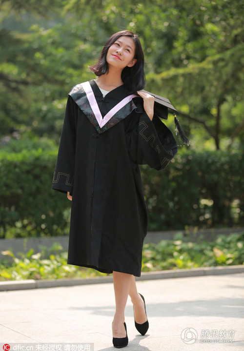 Một nữ sinh tự tin tạo dáng trong ngày tốt nghiệp. le-tot-nghiep-toan-my-nu-cua-lo-dao-tao-minh-tinh-trung-quoc-6