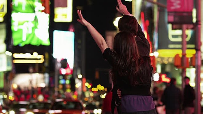 Bi kip giup con gai di taxi dem mot minh an toan hinh anh 4