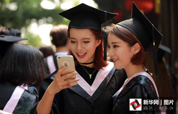 2 gương mặt xinh đẹp trong lễ tốt nghiệp của "lò đào tạo minh tinh" hàng đầu Trung Quốc. le-tot-nghiep-toan-my-nu-cua-lo-dao-tao-minh-tinh-trung-quoc-4