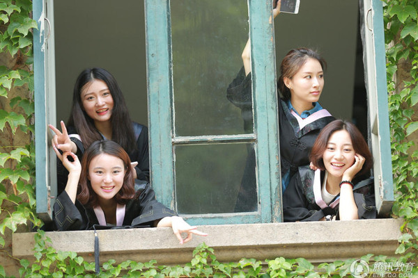 le-tot-nghiep-toan-my-nu-cua-lo-dao-tao-minh-tinh-trung-quoc-9