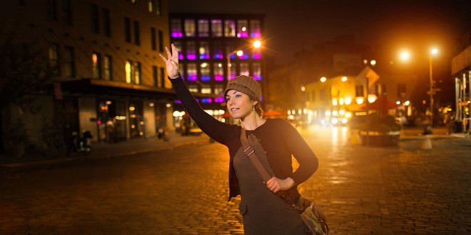 Bi kip giup con gai di taxi dem mot minh an toan hinh anh 1