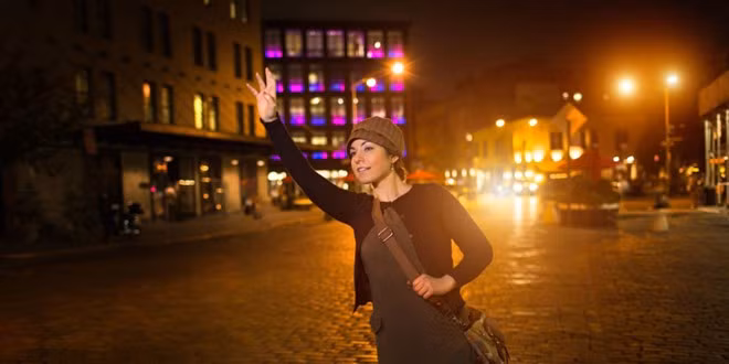 Bi kip giup con gai di taxi dem mot minh an toan hinh anh 1