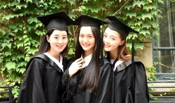 le-tot-nghiep-toan-my-nu-cua-lo-dao-tao-minh-tinh-trung-quoc-8