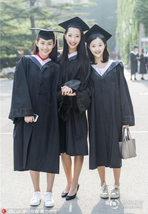 Học viện Hý kịch trung ương luôn thu hút sự chú ý của truyền thông Trung Quốc trong các dịp tuyển sinh, tốt nghiệp. le-tot-nghiep-toan-my-nu-cua-lo-dao-tao-minh-tinh-trung-quoc-5