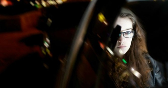 Bi kip giup con gai di taxi dem mot minh an toan hinh anh 5