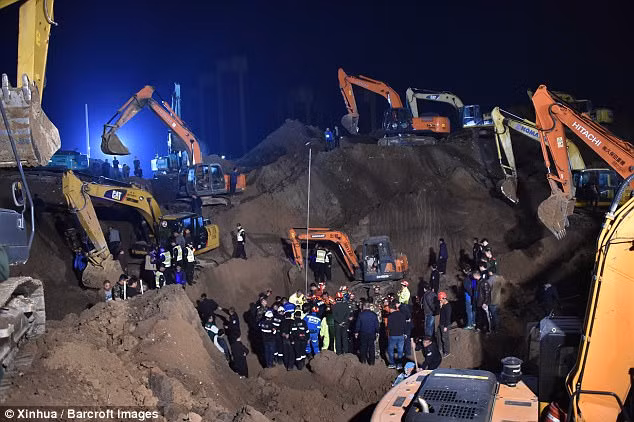 Em bé 2 tuổi rơi xuống giếng sâu 15m, hẹp 30cm