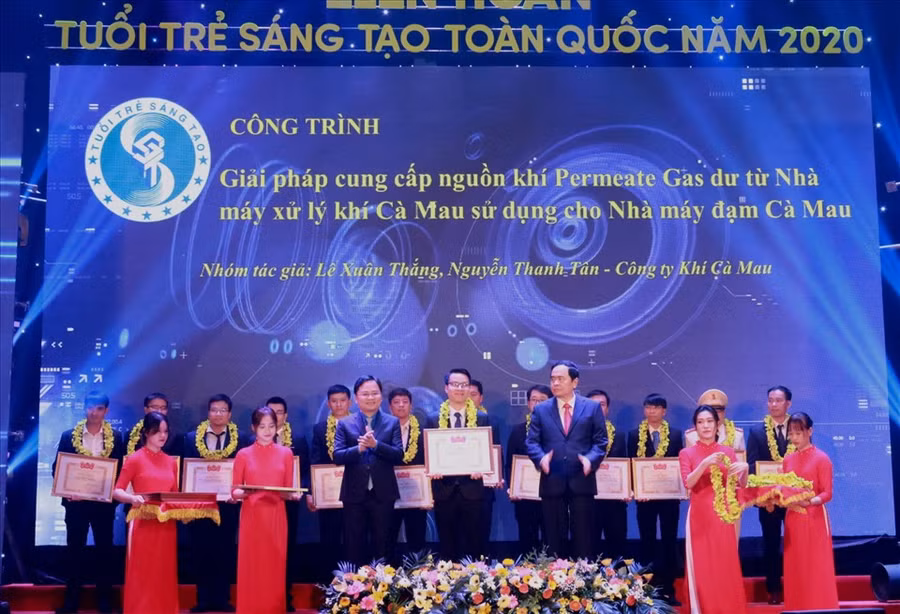 Tuyên dương công trình sáng tạo của Đoàn TN Công ty Khí Cà Mau – các tác giả Nguyễn Thanh Tân và Lê Xuân Thắng.