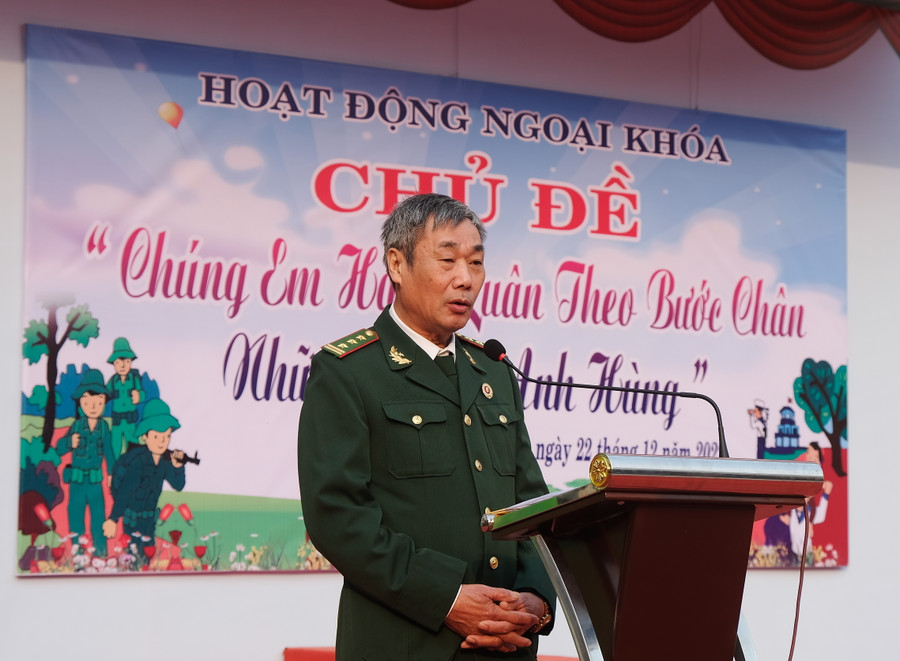 Người lính cụ Hồ Lê Trọng Quang nói chuyện với học sinh trong buổi lễ.