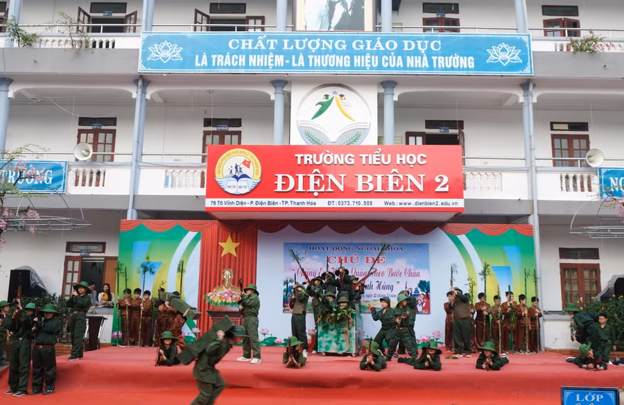 Học sinh hoá người lính.