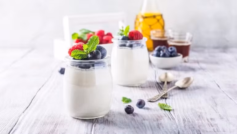 Bạn sẽ cảm thấy no lâu hơn và ăn ít calo hơn trong ngày nhờ hàm lượng protein và men vi sinh có trong sữa chua. (Ảnh: ITN).