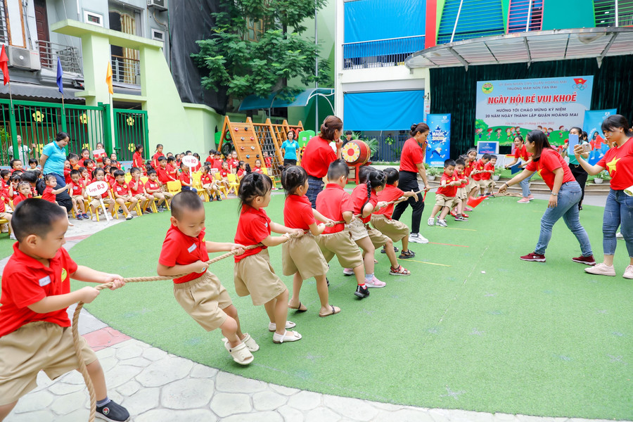 Hoạt động thể chất thông qua những trò chơi vận động giúp trẻ rèn luyện sự tự tin và tính đoàn kết.