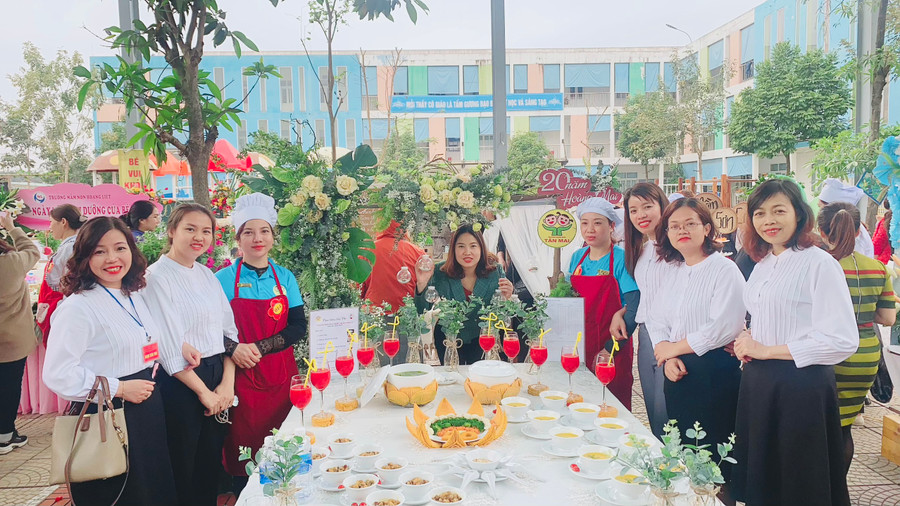 Ngoài yêu cầu đủ dưỡng chất, bữa ăn bán trú của trẻ cần được bài trí đẹp mắt để trẻ tăng hứng thú và dùng hết suất ăn của mình.