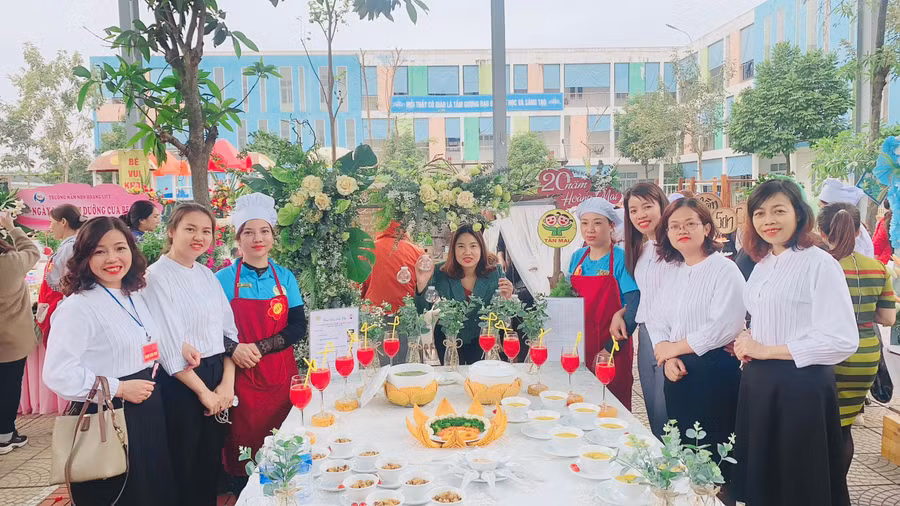 Ngoài yêu cầu đủ dưỡng chất, bữa ăn bán trú của trẻ cần được bài trí đẹp mắt để trẻ tăng hứng thú và dùng hết suất ăn của mình.