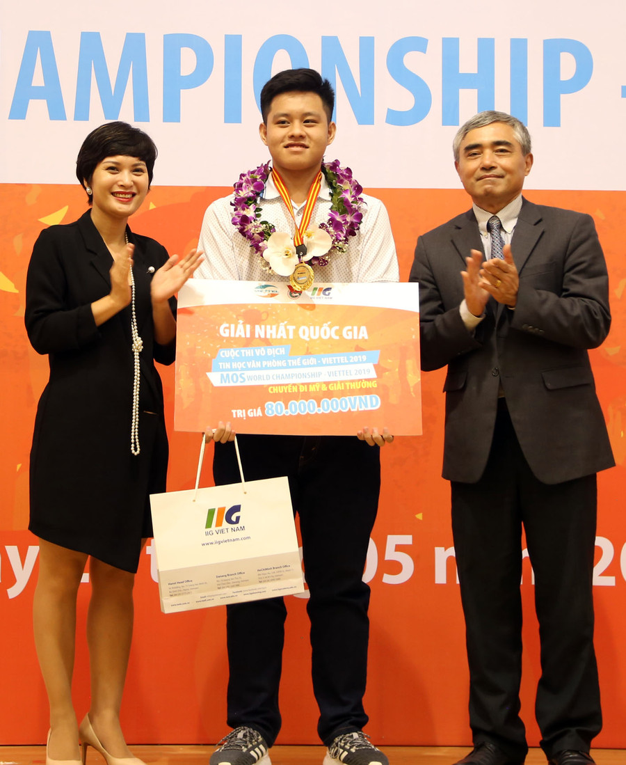 Bà Nguyễn Hà Thành - Giám đốc Truyền thông Tập đoàn Viettel và ông Nguyễn Minh Hồng - nguyên Thứ trưởng Bộ TT&TT trao giải cho thí sinh đạt giải Nhất Quốc gia MOS Word.