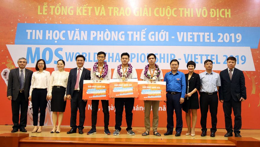 Các quán quân Quốc gia chụp ảnh lưu niệm cùng các vị đại biểu.