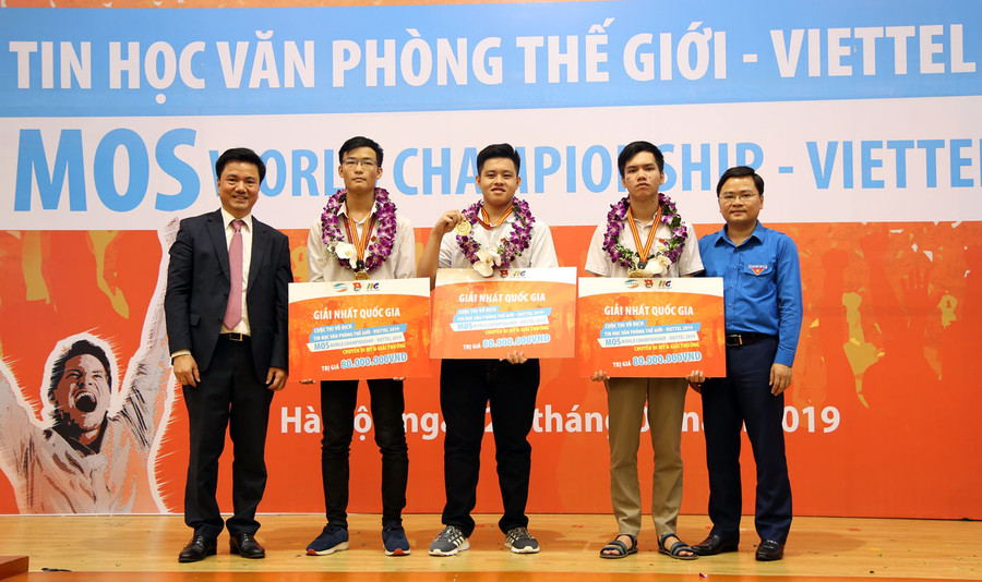 Đồng chí Nguyễn Anh Tuấn - Bí thư Thường trực TW Đoàn - Trưởng BCĐ Cuộc thi và ông Đoàn Hồng Nam - Chủ tịch IIG Việt Nam - Đồng trưởng BTC cuộc thi trao giải cho 3 quán quân Quốc gia.