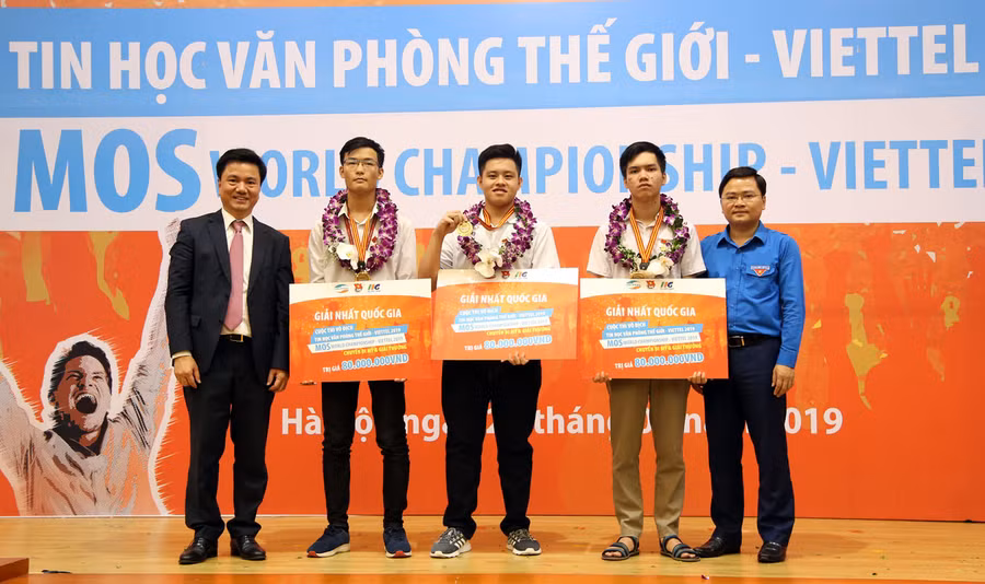 Đồng chí Nguyễn Anh Tuấn - Bí thư Thường trực TW Đoàn - Trưởng BCĐ Cuộc thi và ông Đoàn Hồng Nam - Chủ tịch IIG Việt Nam - Đồng trưởng BTC cuộc thi trao giải cho 3 quán quân Quốc gia.