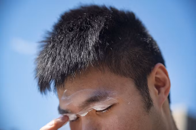 Những vùng da thường bị quên thoa kem chống nắng