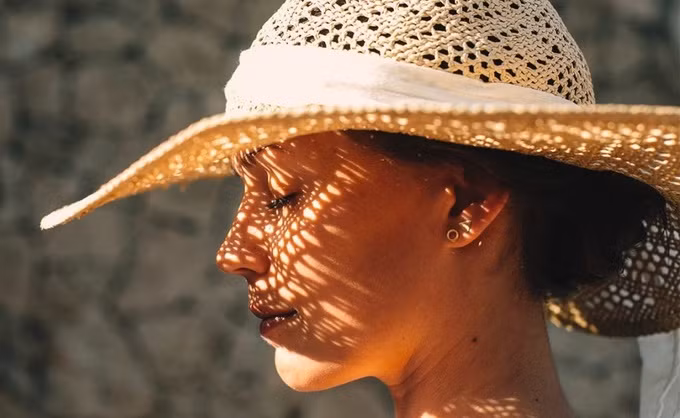 Những vùng da thường bị quên thoa kem chống nắng ảnh 5 Những vùng da thường bị quên thoa kem chống nắng