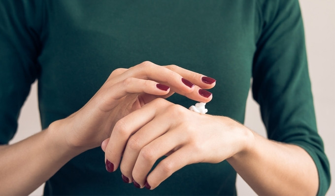 Những vùng da thường bị quên thoa kem chống nắng ảnh 3 Những vùng da thường bị quên thoa kem chống nắng