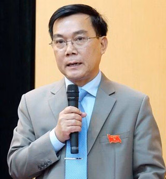 Ông Nguyễn Tấn Đức, Phó Chủ tịch HĐND tỉnh Quảng Ngãi bị kỷ luật khiển trách vì phải chịu trách nhiệm chính đối với những vi phạm, khuyết điểm của tập thể Đảng ủy Sở Y tế, nhiệm kỳ 2015-2020.