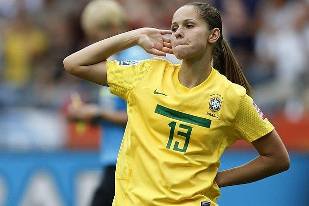 Erika dos Santos (Brazil):Với chế độ ăn uống, tập luyện hợp lý, Erika có gương mặt trẻ trung, giàu sức sống và khiến nhiều người ngỡ ngàng khi biết năm nay cô đã bước sang tuổi 31. Sau nhiều lần lỡ hẹn với các danh hiệu lớn, World Cup 2019 chắc chắn sẽ là giải đấu mà hậu vệ này đặt nhiều kỳ vọng để có được chức vô địch đầu tiên cùng đội tuyển quốc gia. Chiem nguong nhan sac top 9 cau thu xinh dep tai World Cup nu 2019 hinh anh 1