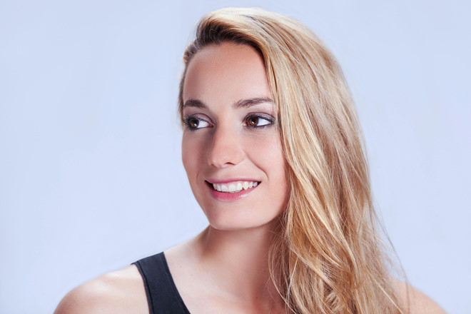 Kosovare Asllani (Thụy Điển):Tóc vàng, da trắng, mắt nâu, Asllani mang vẻ đẹp đậm chất Đông Âu và là cái tên gây thương nhớ cho cánh mày râu, đặc biệt với những CĐV theo dõi bóng đá nữ nói chung và đội tuyển Thụy Điển nói riêng. Chiem nguong nhan sac top 9 cau thu xinh dep tai World Cup nu 2019 hinh anh 3