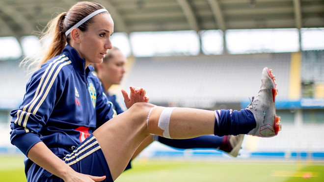 Không chỉ sở hữu nhan sắc nổi bật, tiền vệ 30 tuổi còn gây chú ý bởi tài năng trên sân cỏ khi gặt hái vô số danh hiệu cùng các đội bóng mình từng chơi như PSG, Man City hay Linkopings. Ở giải đấu tới đây, Asllani chắc chắn sẽ rất quyết tâm có được danh hiệu đầu tiên cùng tuyển quốc gia sau khi chỉ có thể về nhì tại Olympic Rio 2016. Chiem nguong nhan sac top 9 cau thu xinh dep tai World Cup nu 2019 hinh anh 4