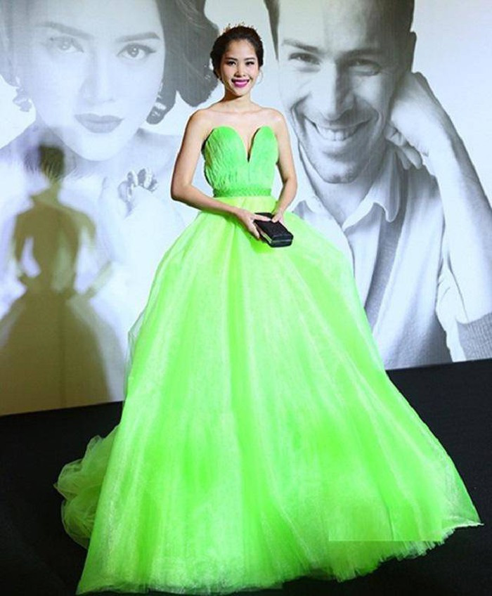 Dù sở hữu nhan sắc và vóc dáng ấn tượng cũng không "cứu vãn" lại được bộ cánh được ví như giấy bọc quà của Nam Em.