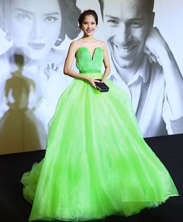 Dù sở hữu nhan sắc và vóc dáng ấn tượng cũng không "cứu vãn" lại được bộ cánh được ví như giấy bọc quà của Nam Em.