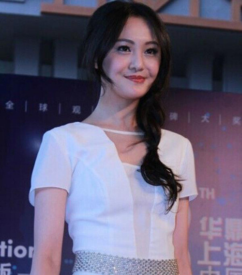 Trịnh Sảng xuất hiện trong một sự kiện với khuôn mặt già nua và kém sắc. Chiếc mũi, khuôn miệng và phần gò má méo mó của cô được cho là hậu quả của việc lạm dụng dao kéo. Trịnh Sảng xuất hiện trong một sự kiện với khuôn mặt già nua và kém sắc. Chiếc mũi, khuôn miệng và phần gò má méo mó của cô được cho là hậu quả của việc lạm dụng dao kéo.